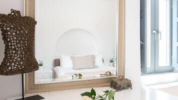 5 makuuhuonetta, tallelokero huoneessa, silitysrauta/-lauta