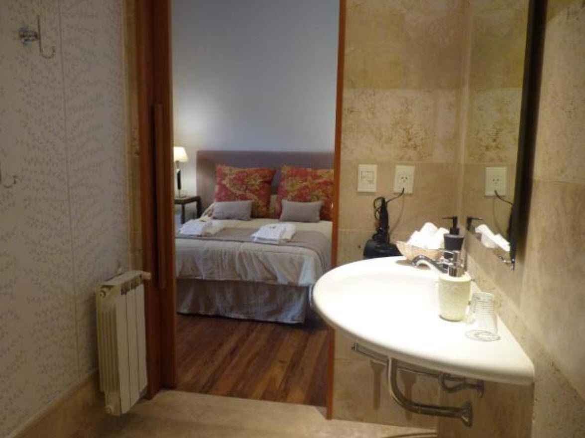 standard double room, 1 double or 2 single beds, garden view | bathroom | shower, free toiletries, hair dryer, bathrobes