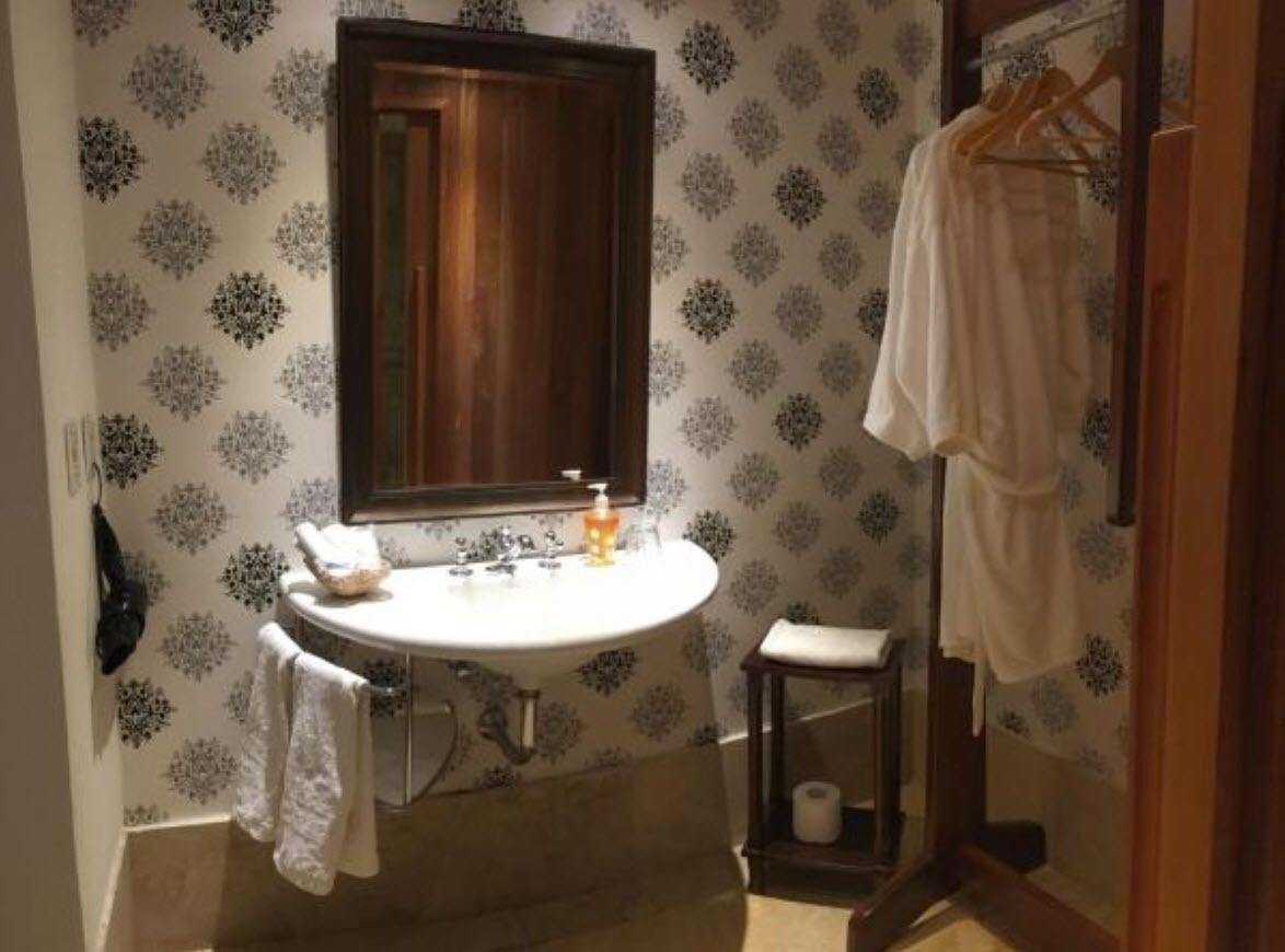 standard double room, 1 double or 2 single beds, garden view | bathroom | shower, free toiletries, hair dryer, bathrobes