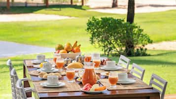 Superior Villa, 1 King Bed, Non Smoking | In-room dining
