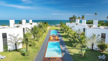 Ulkouima-allas, aurinkotuoleja