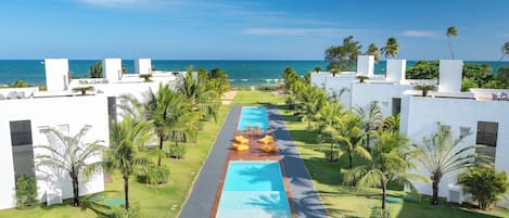 Hồ bơi ngoài trời, ghế dài tắm nắng