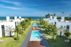 Outdoor pool, pool loungers - B Blue Beachouses (Camaçari)