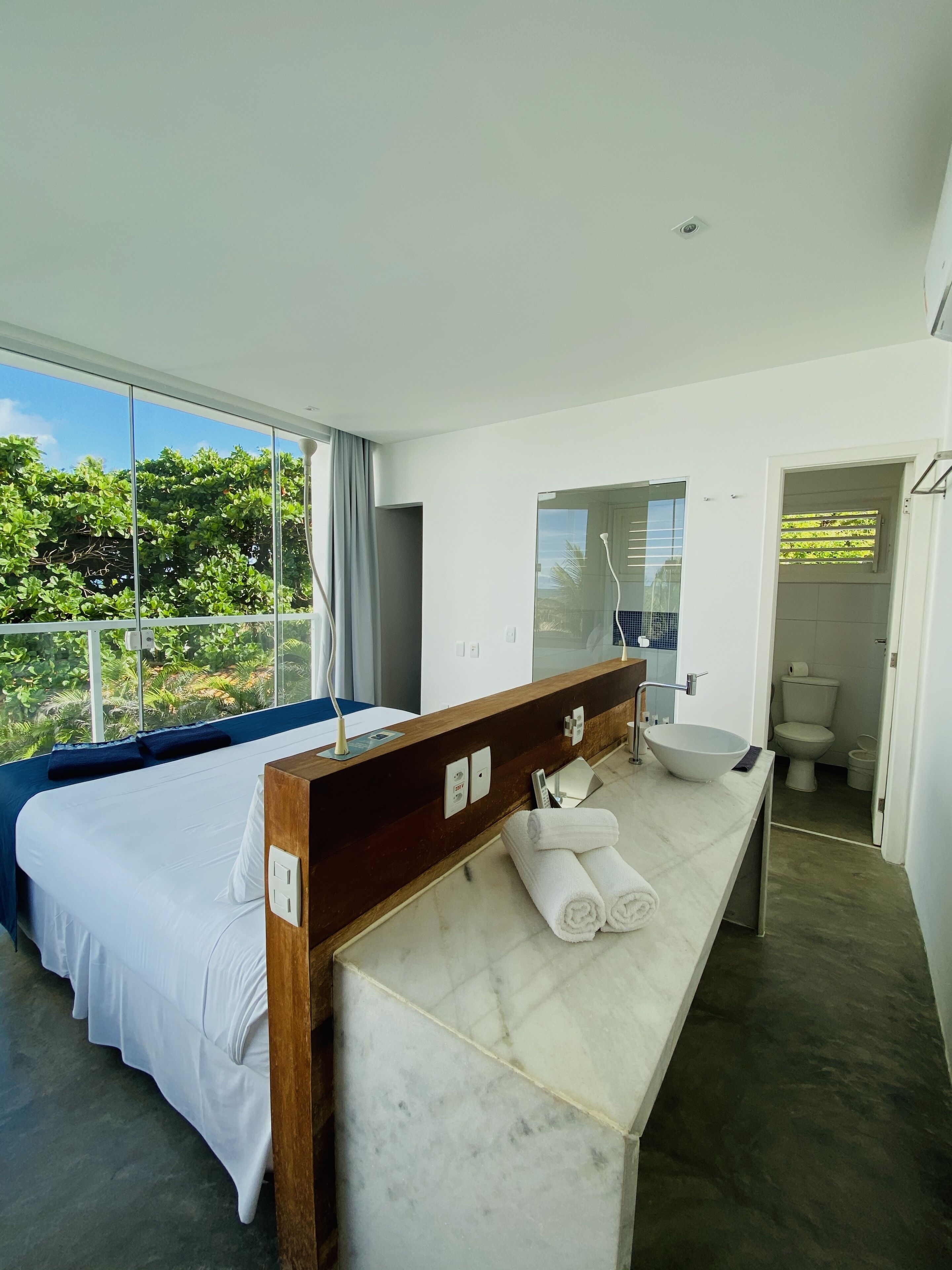 superior villa, 1 king bed, non smoking | bathroom | shower, jetted bath, free toiletries, towels