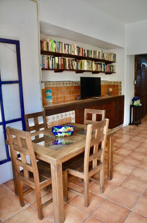 Suite estudio, frente a la playa (By VC- R4) | Private kitchen | Fridge, microwave, coffee/tea maker, cookware/dishes/utensils - VC Hotel Boutique (Isla Mujeres)