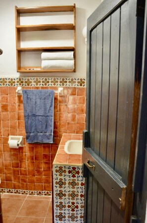 Suite estudio, frente a la playa (By VC- R4) | 浴室 | 淋浴设施、免费洗浴用品、毛巾、肥皂
