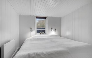 5 bedrooms, travel cot, free WiFi