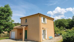 Un bâtiment d’un seul étage, doté d’un toit recouvert de tuiles, d’un petit porche et d’une porte.