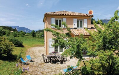 4 bedroom gorgeous home in Saint Roman