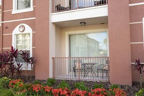 Ein Gebäude mit Balkon, Tür und Fenster.
