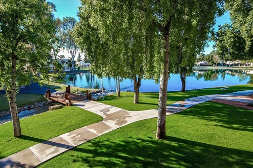 ALL REVIEWS are 5-STARS!!! Lakefront + HEATED pool + King & Queen beds