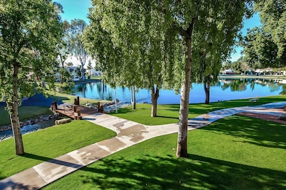 ALL REVIEWS are 5-STARS!!! Lakefront + HEATED pool + King & Queen beds