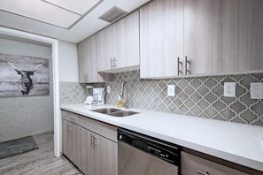 Fridge, microwave, oven, stovetop - ALL REVIEWS are 5-STARS!!! Lakefront + HEATED pool + King & Queen beds (Phoenix)