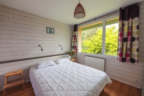 3 bedrooms, iron/ironing board, travel crib, free WiFi