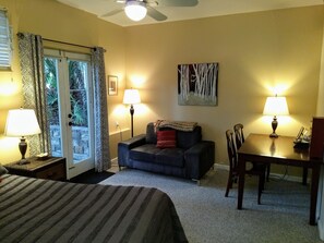 3 soverom, skrivebord, strykejern/-brett og reiseseng for barn