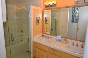 Combined shower/tub, jetted tub, hair dryer, towels - Cardiff Beach Home, Ocean Views, Amazing Sunsets, Walk to beach and everywhere (Cardiff by the Sea)