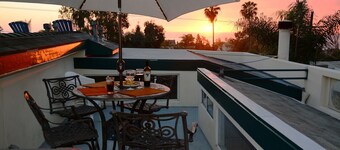 Cardiff Beach Home, Ocean Views, Amazing Sunsets, Walk to beach and everywhere