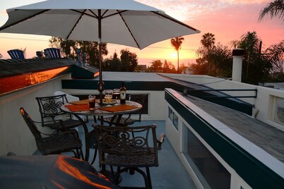 Cardiff Beach Home, Ocean Views, Amazing Sunsets, Walk to beach and everywhere