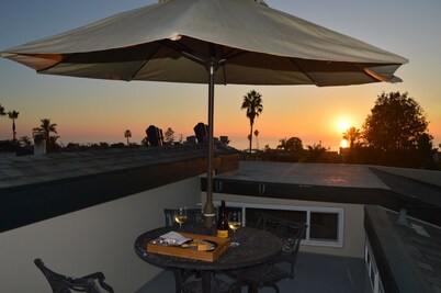 Cardiff Beach Home, Ocean Views, Amazing Sunsets, Walk to beach and everywhere