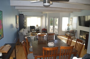 Smart TV, fireplace, books, computer monitors - Cardiff Beach Home, Ocean Views, Amazing Sunsets, Walk to beach and everywhere (Cardiff by the Sea)