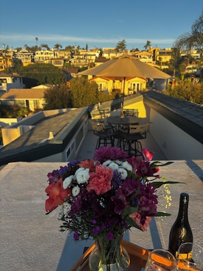 Outdoor dining - Cardiff Beach Home, Ocean Views, Amazing Sunsets, Walk to beach and everywhere (Cardiff by the Sea)