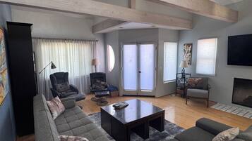 Smart-TV, Kamin, Bücher, Computerbildschirme