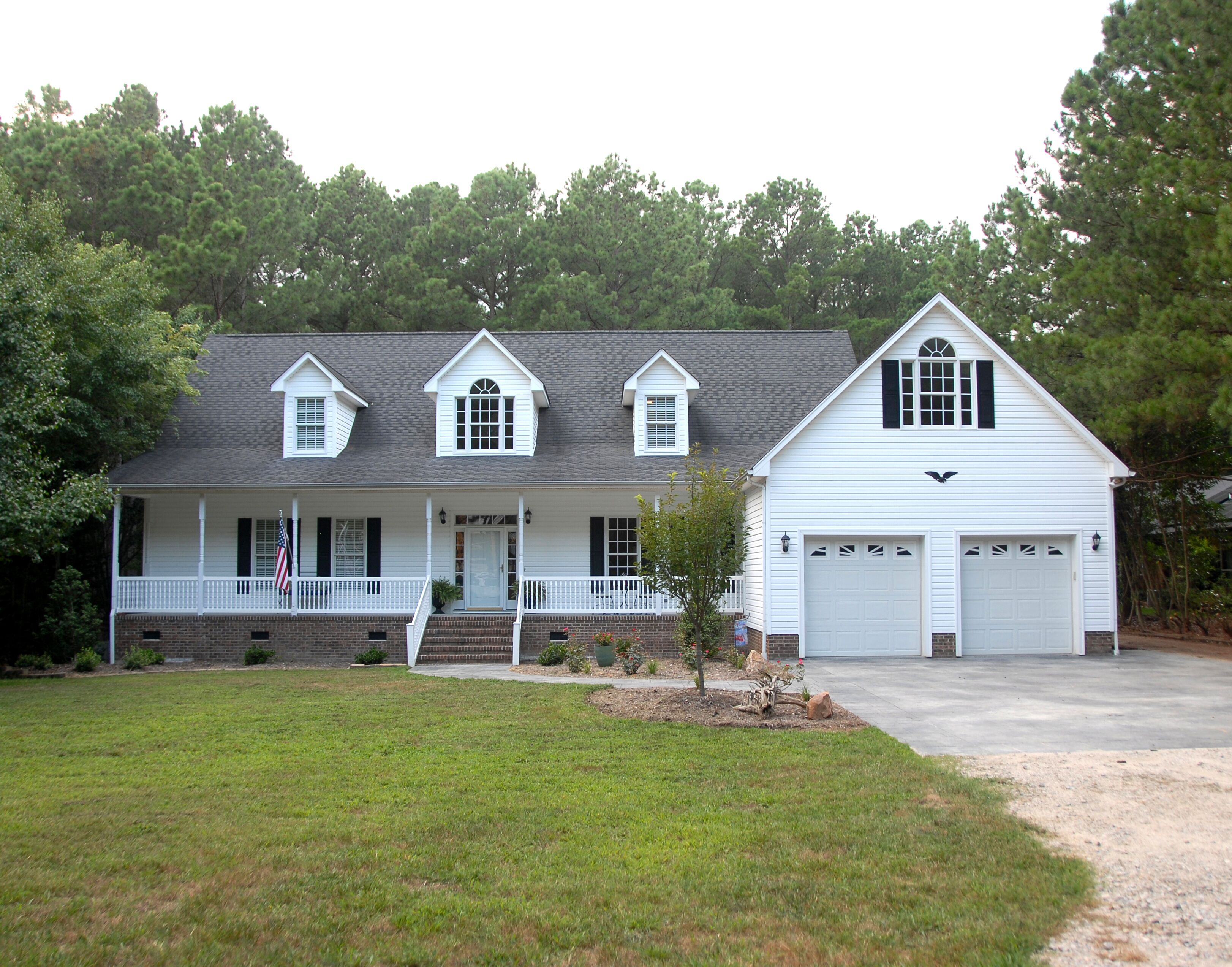 4500sf Gorgeous Lake House on Main Lake Channel with private dock and Hot tub.