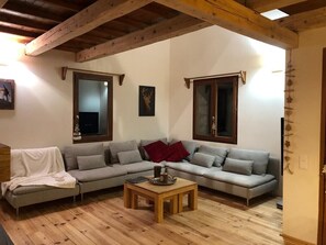 Fernseher, Kamin, DVD-Player