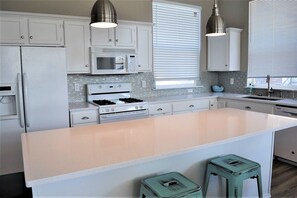 Kühlschrank, Ofen, Geschirrspüler, Wasserkocher mit Kaffee-/Teezubehör