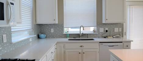 Réfrigérateur, un four, lave-vaisselle, cafetiÚre-théiÚre