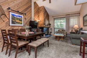 TV, fireplace - Crestview B #46 - Spacious 1 Bedroom + Loft, 3 Baths, Sleeps 7! (Mammoth Lakes)