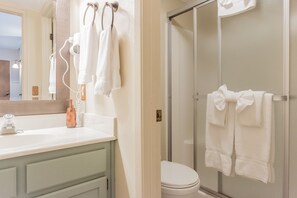 Badewanne, Haartrockner, Handtücher