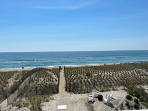 På stranden, solsenger og strandhåndklær