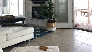 تلفزيون ذكي، مدفأة، كُتُب، ستيريو