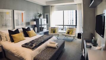 Suíte estúdio superluxo, 1 cama King, vista para a cidade | Roupas de cama premium, escrivaninha, quartos à prova de som