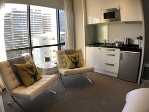 奢華開放式套房, 1 張特大雙人床, 城市景 | 客廳 | 平面電視