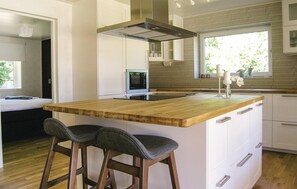 Een koelkast, een kookplaat, een vaatwasser