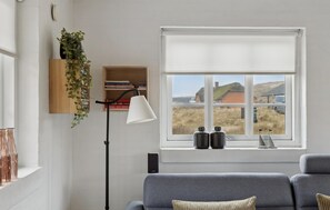 Televisión, chimenea y reproductor de DVD 