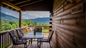 A wooden cabin with a balcony overlooking a mountainous landscape. - ✧ Majestic Cabin - KING bed - NO CLEANING FEE! (Dryfork)