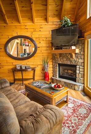 Flat-screen TV, fireplace, video games, DVD player - ✧ Majestic Cabin - KING bed - NO CLEANING FEE! (Dryfork)