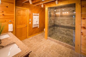Dusche, Haartrockner, Fußbodenheizung (Badezimmer), Handtücher