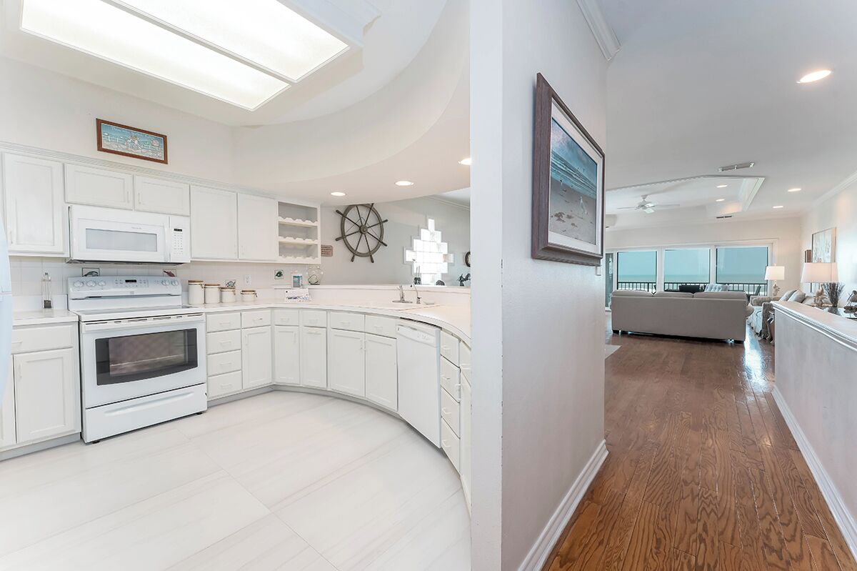 Kühlschrank, Mikrowelle, Herdplatte, Geschirrspüler