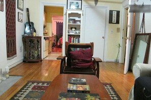 Téléviseur, lecteur de DVD, chaîne audio, bureau