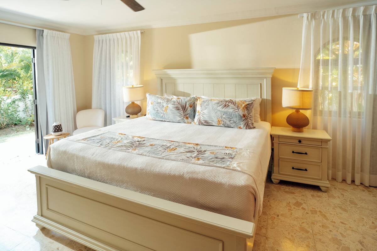 Crown Villa | 6 bedrooms, in-room safe, blackout drapes, iron/ironing board