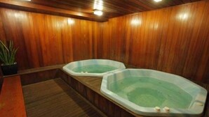 A spa room with two hot tubs and wooden walls. - PINNACLE VALLEY Chalet 11 SHERPA'S REST (Merrijig)