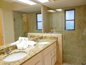 Shower, hair dryer, towels, soap - Beautiful Water Views, 7-min Walk to Tigertail Beach entrance, 5 bikes, Hot Tub (Marco Island)