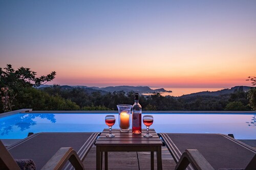 Sunset House: Near beaches, stunning views, sunsets