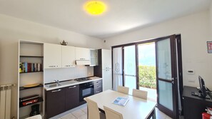 Kühlschrank, Ofen, Herdplatte, Wasserkocher mit Kaffee-/Teezubehör