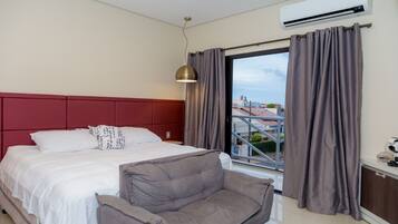 Minibar, escritorio, cortinas blackout y tabla de planchar con plancha