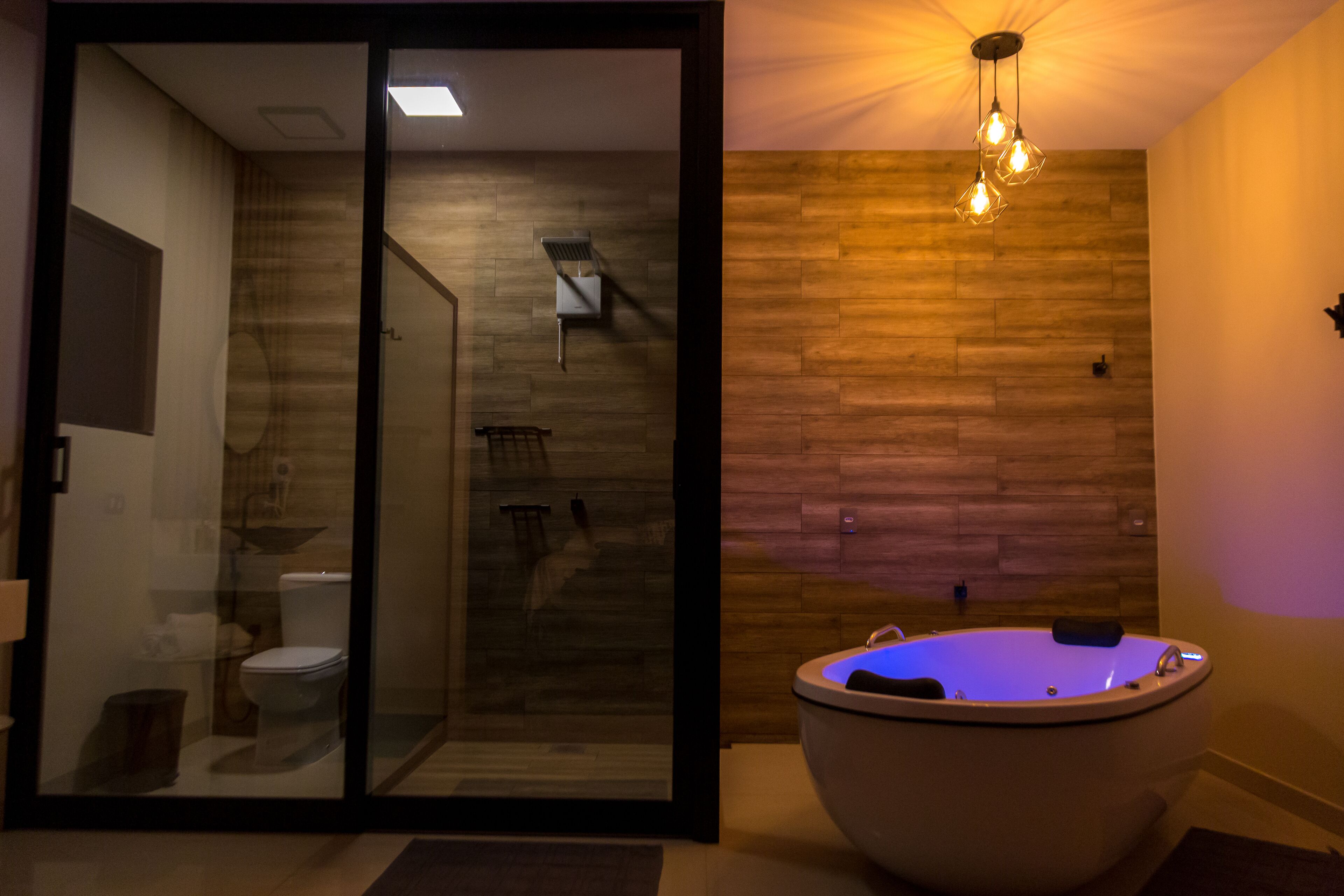 Premium-dobbeltværelse | Badeværelse | Bruser, gratis toiletartikler, hårtørrer, bidet